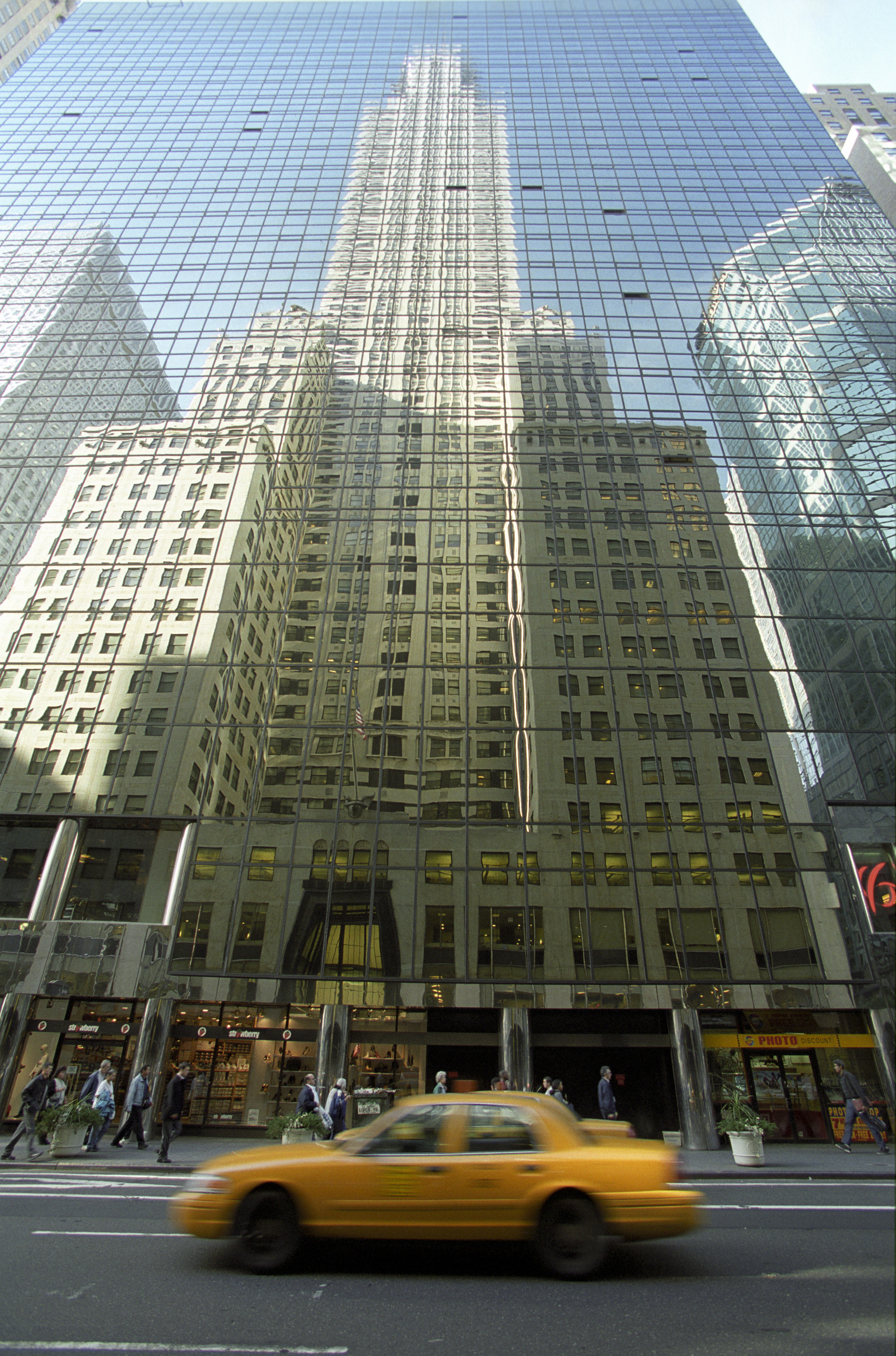 Taxi vor Glasfassade