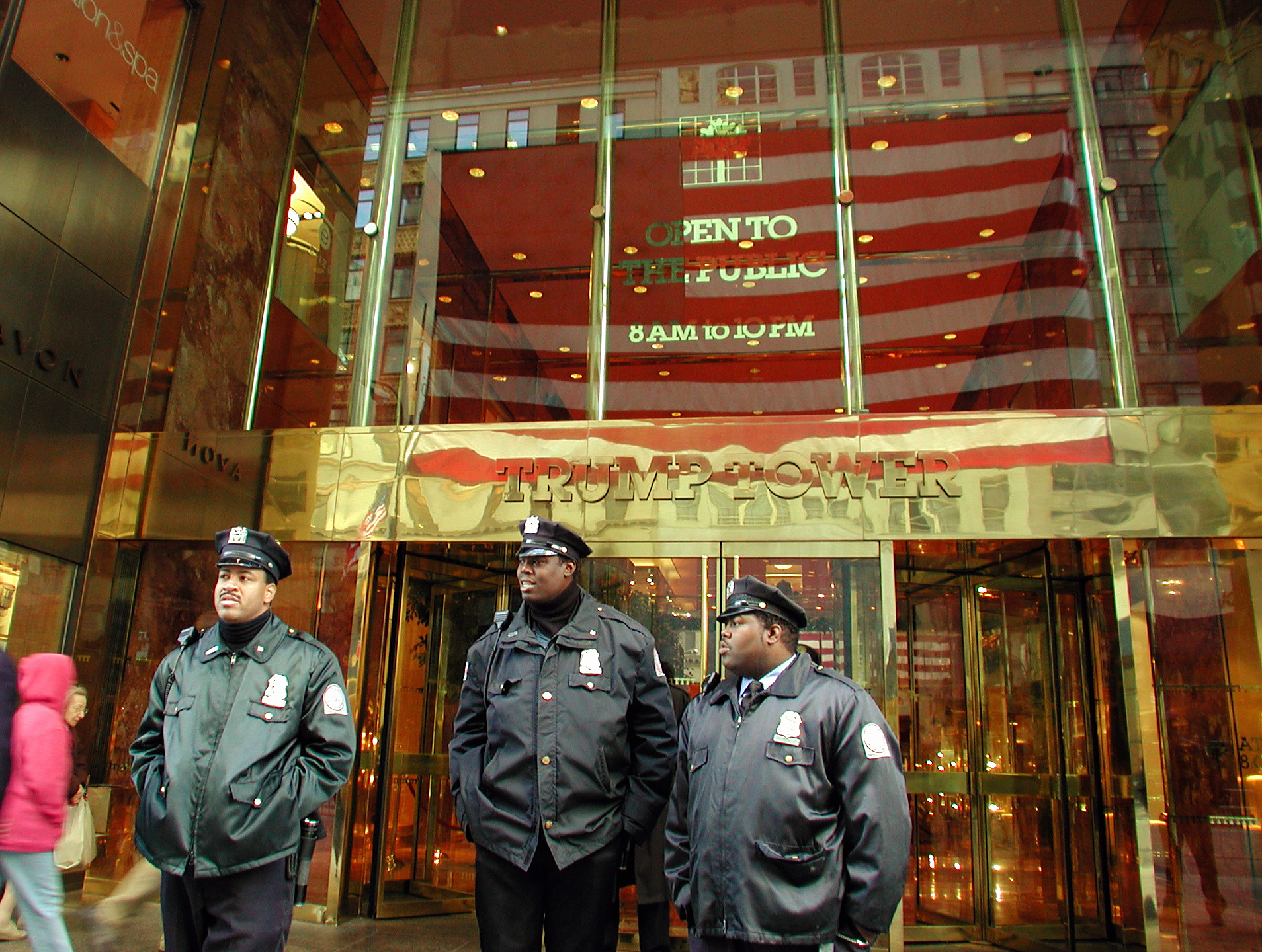 Polizisten am Eingang Trump Tower, Manhatten.